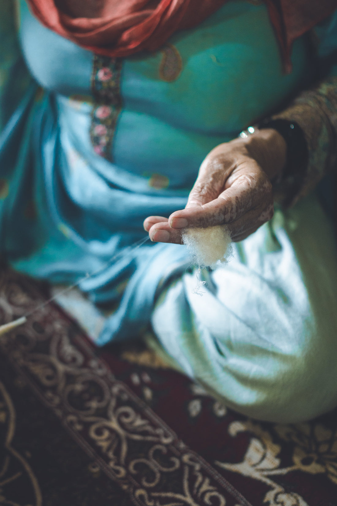 Why Hand-Spun Yarn Defines the Quality of Authentic Kashmiri Pashmina