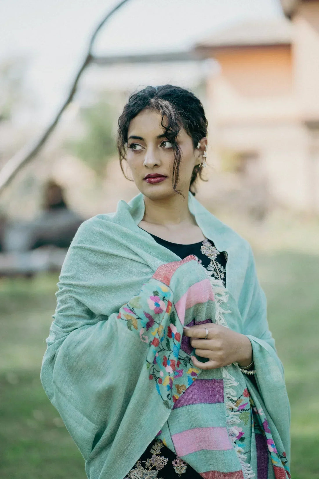 Handloom vs Machine-Made Pashmina: What’s the Real Difference?