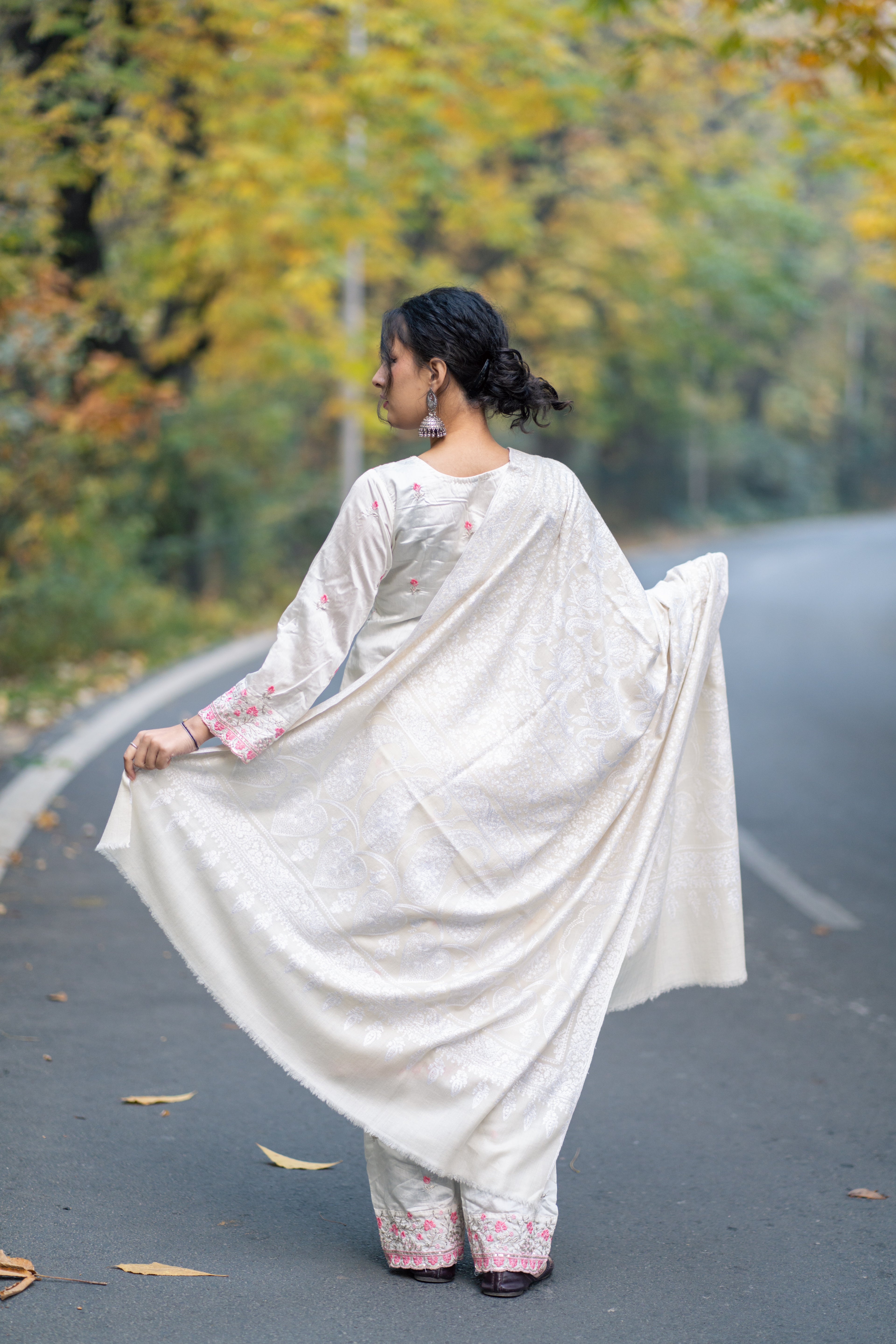 White Sozni Hand Embroidered Jamawar Pashmina Shawl