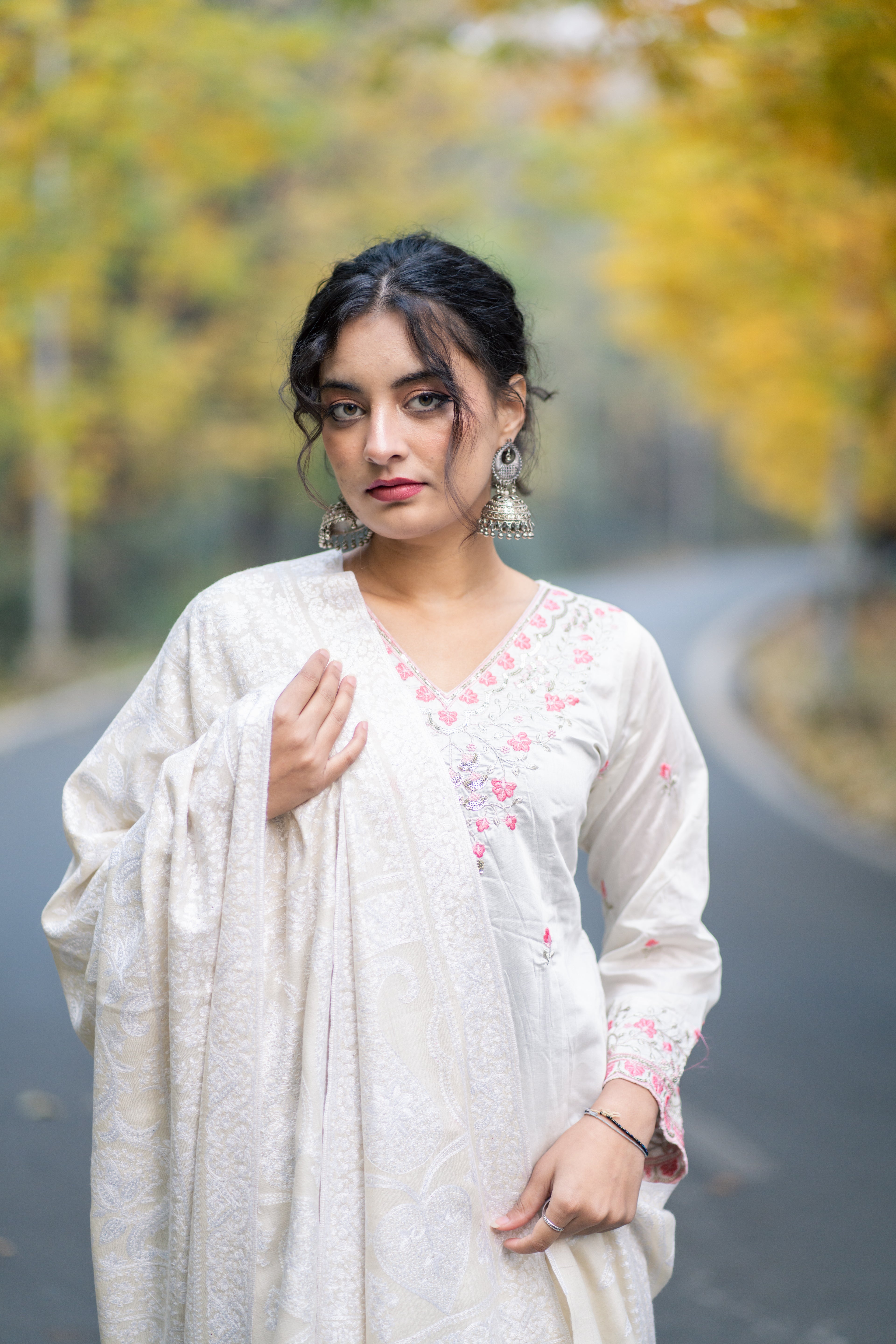 White Sozni Hand Embroidered Jamawar Pashmina Shawl