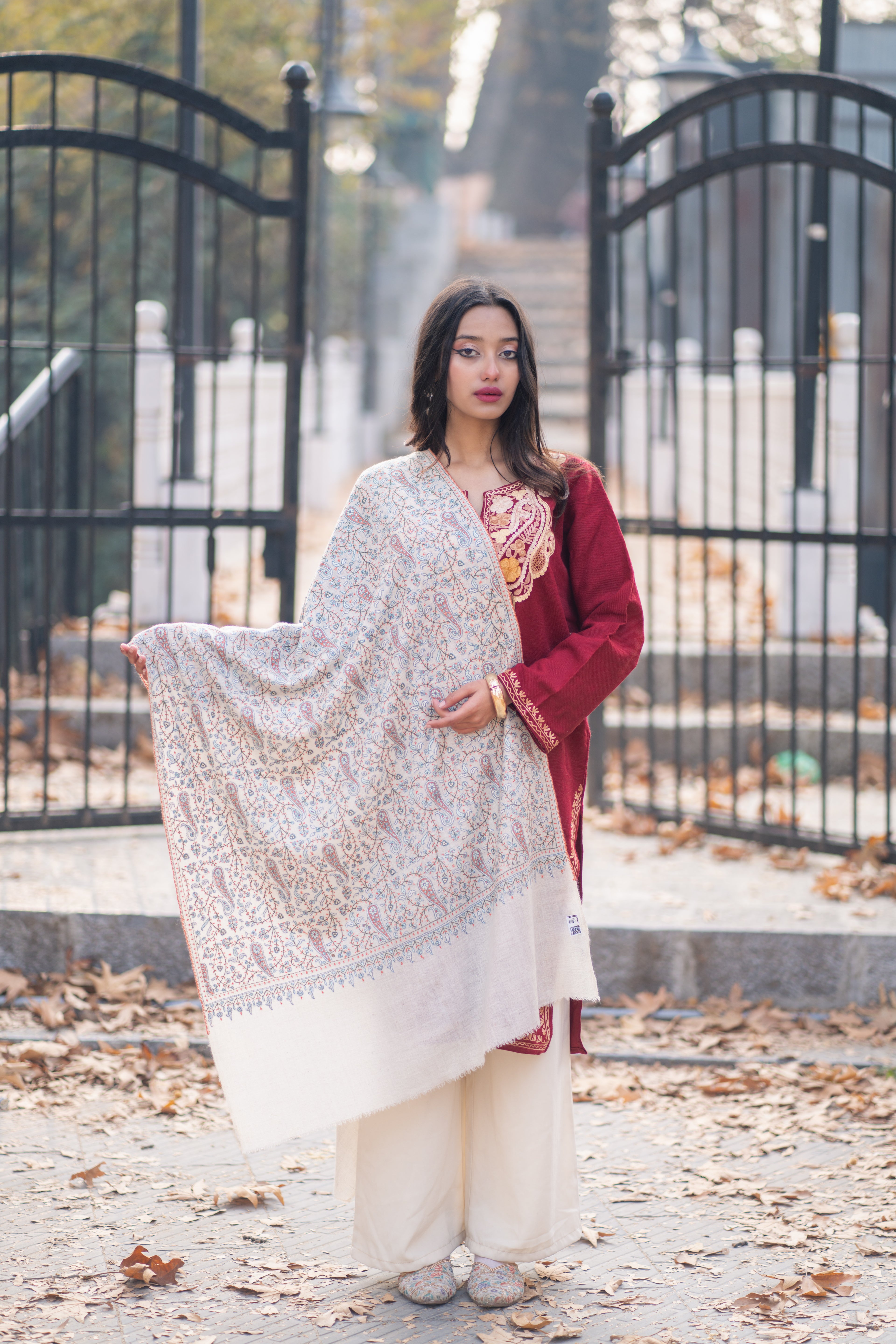 Ivory Handspun Sozni Hand Embroidered Jamawar Pashmina Wrap
