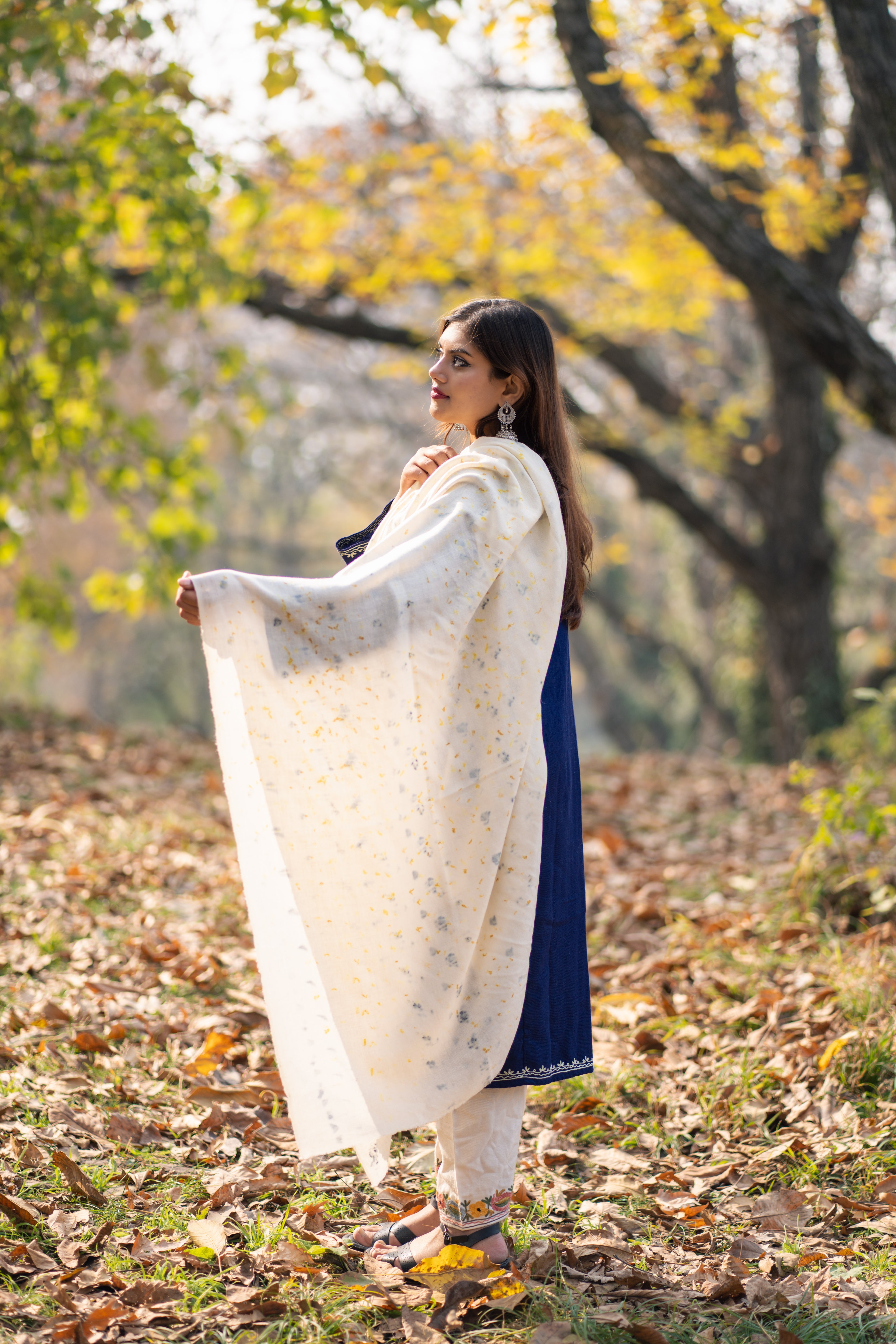 White Organic Flower Dyed Pashmina Shawl